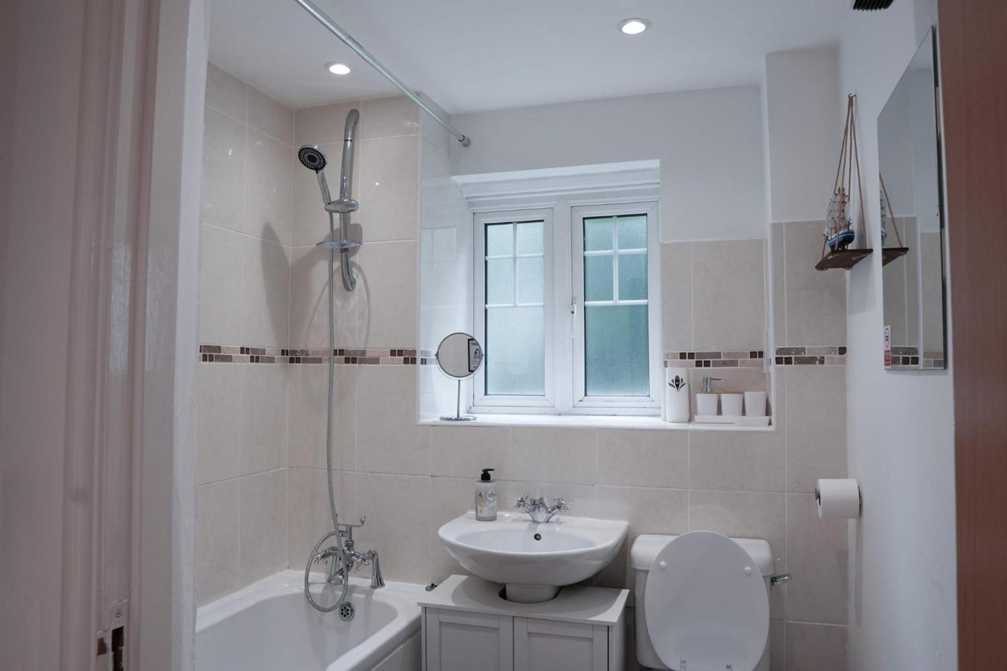 Whole 2-Bed Apartment - Contractors, Professionals, Ulez Free, Free Parking, B'Ham City 10Mins เบอร์มิงแฮม ภายนอก รูปภาพ